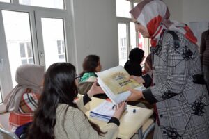 Siverek’te üniversite adaylarına kitap seti desteği