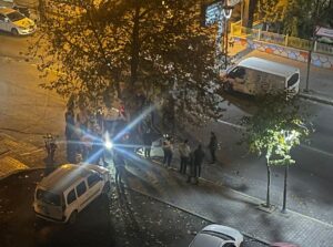 Urfa’da araç ağaca çarptı