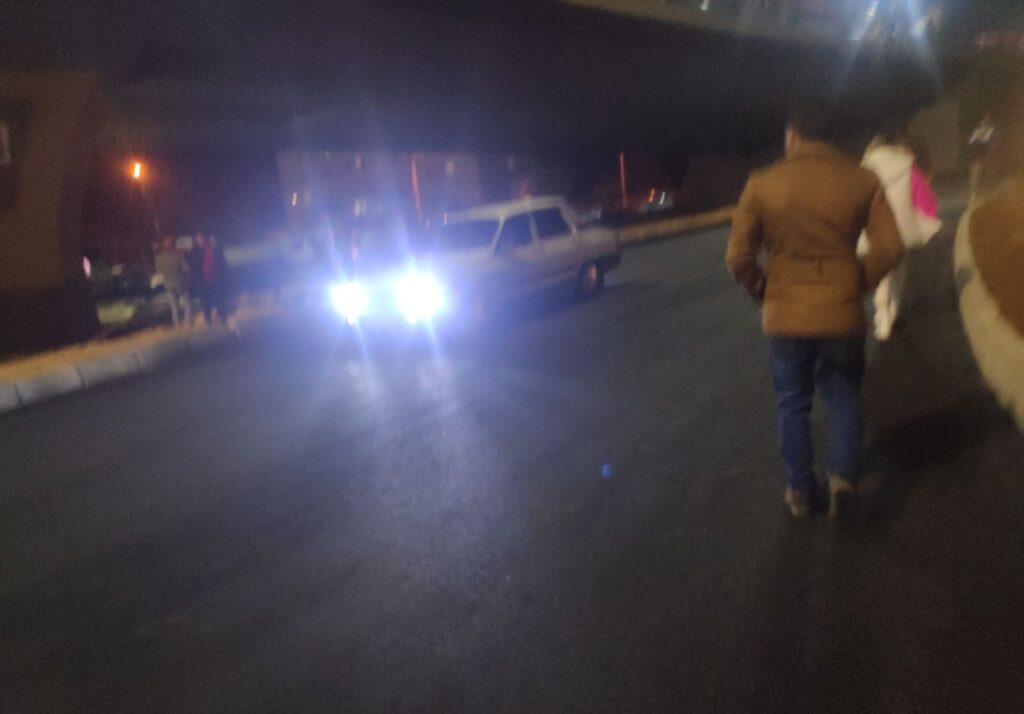 Şanlıurfa’da trafik alt üst oldu yolu karıştıran sürücü yeni yapılan asfaltı bozdu