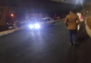 Şanlıurfa’da trafik alt üst oldu yolu karıştıran sürücü yeni yapılan asfaltı bozdu