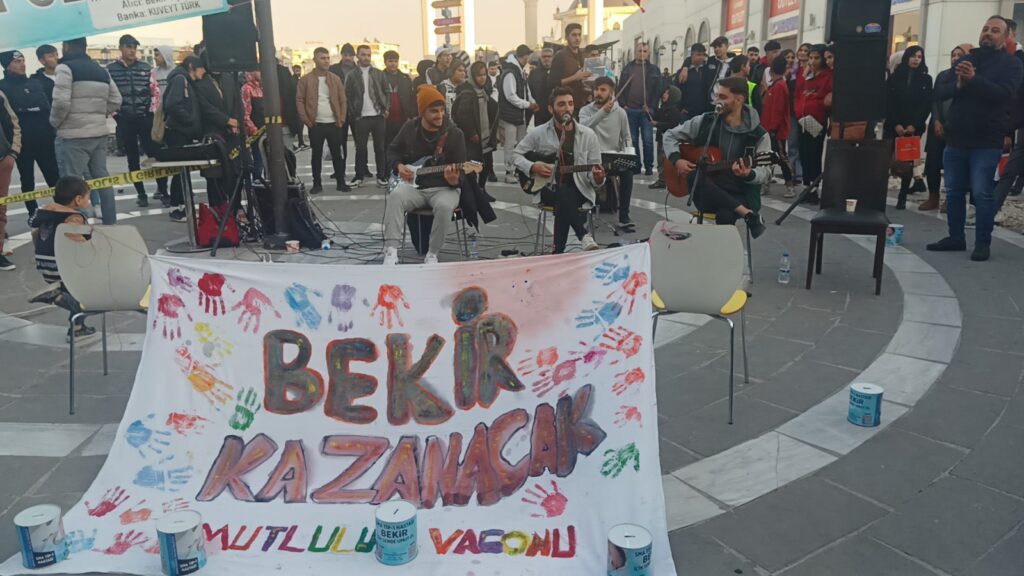 SMA hastası Bekir bebek için şarkı söyleyip bağış topladılar