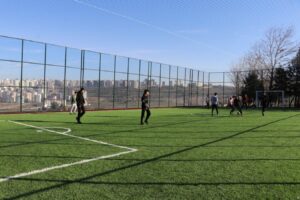 Karaköprü Belediyesi, Esentepe’de semt sahasının yapımını tamamladı