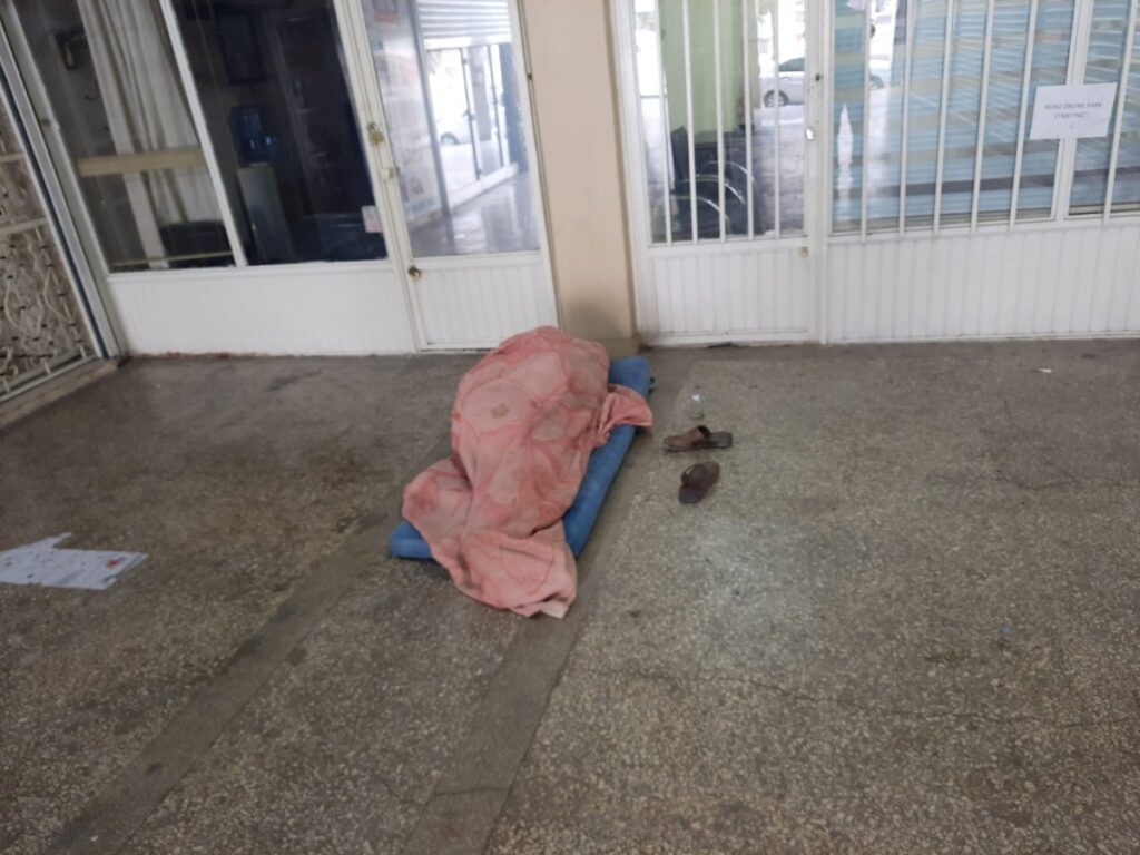 Şanlıurfa’da sokakta yatan adam hayırseverlerden destek bekliyor