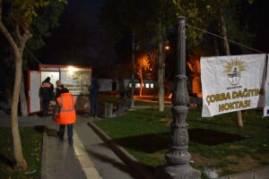 Siverek’te vatandaşlar belediyenin sıcak çorba ikramıyla ısındı