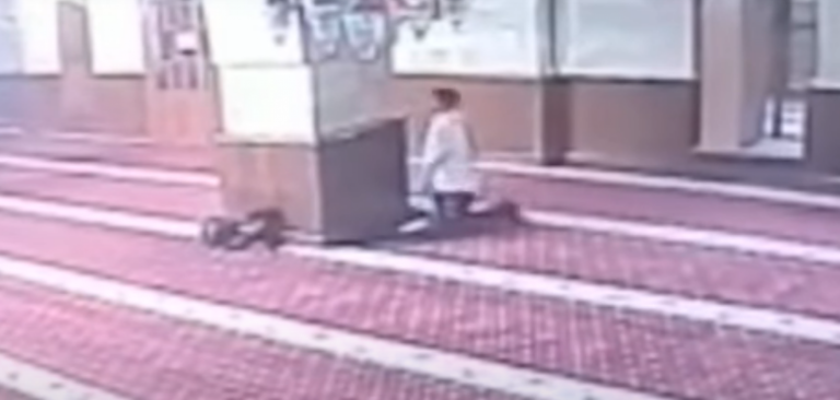 Urfa’da camide cep telefonu hırsızlığı kamerada