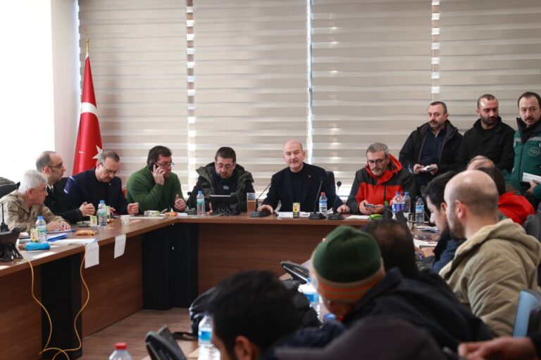 Bakan Soylu, Maraş’ta konuştu: Elinizde ne kadar malzeme varsa gönderin
