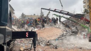 Depremin üçüncü günü: Can kaybı 5 bin 894’e yükseldi