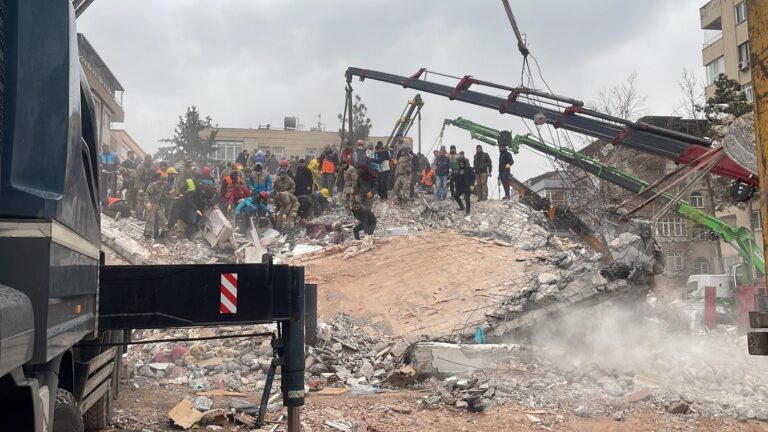 Depremin üçüncü günü: Can kaybı 5 bin 894’e yükseldi