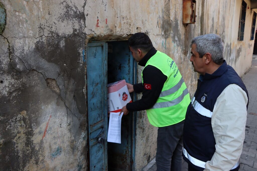 Depremzedelerin gıda kolileri evlerine ulaştırılıyor