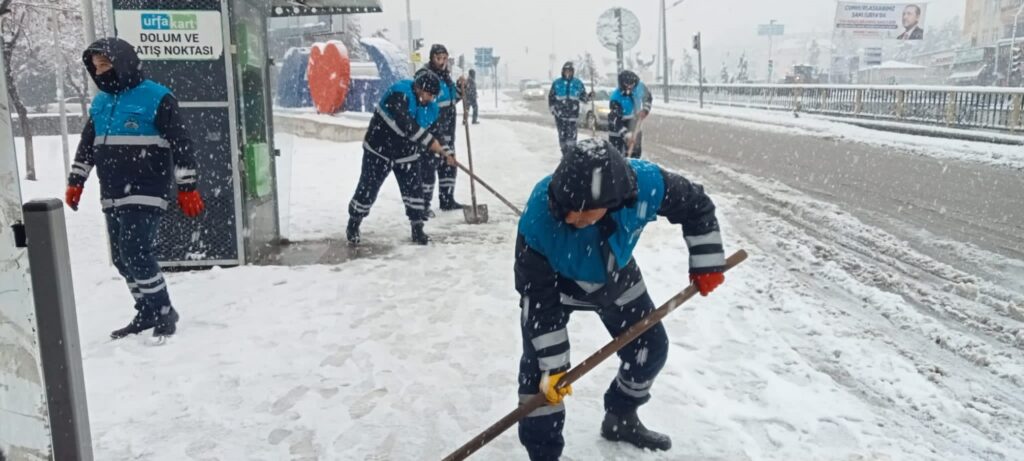 Eyyübiye’de karla mücadele ekipleri sahada