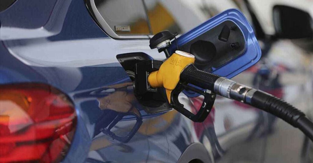 Benzine büyük zam geldi