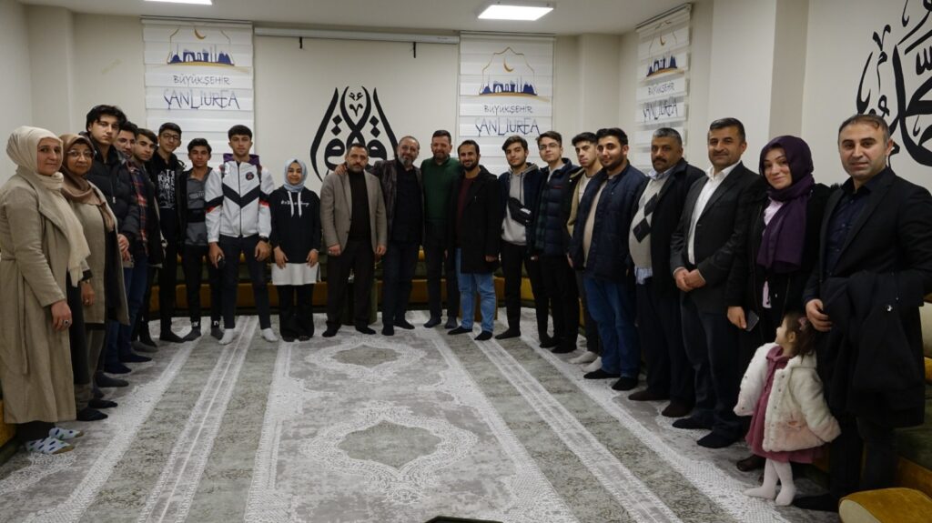 Şair Yazar Sinan Yağmur Urfa’da gençlerle bir araya geldi