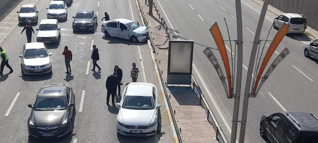 Şanlıurfa’da 3 araç birbirine girdi