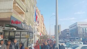 Şanlıurfa’da banka önünde ‘destek ödemesi’ kuyruğu
