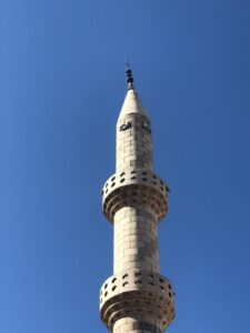 Şanlıurfa’da depremde caminin hasar gören minaresi tehlike oluşturuyor