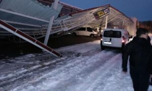 Siverek’te çatı çöktü, 47 araç zarar gördü!