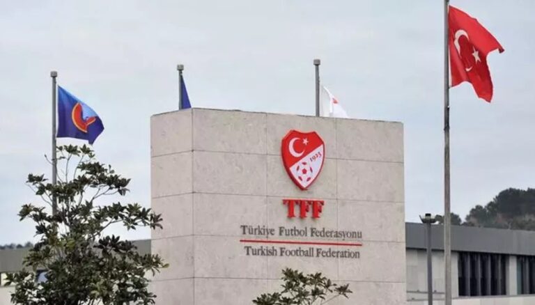 Türkiye’de ligler ertelendi