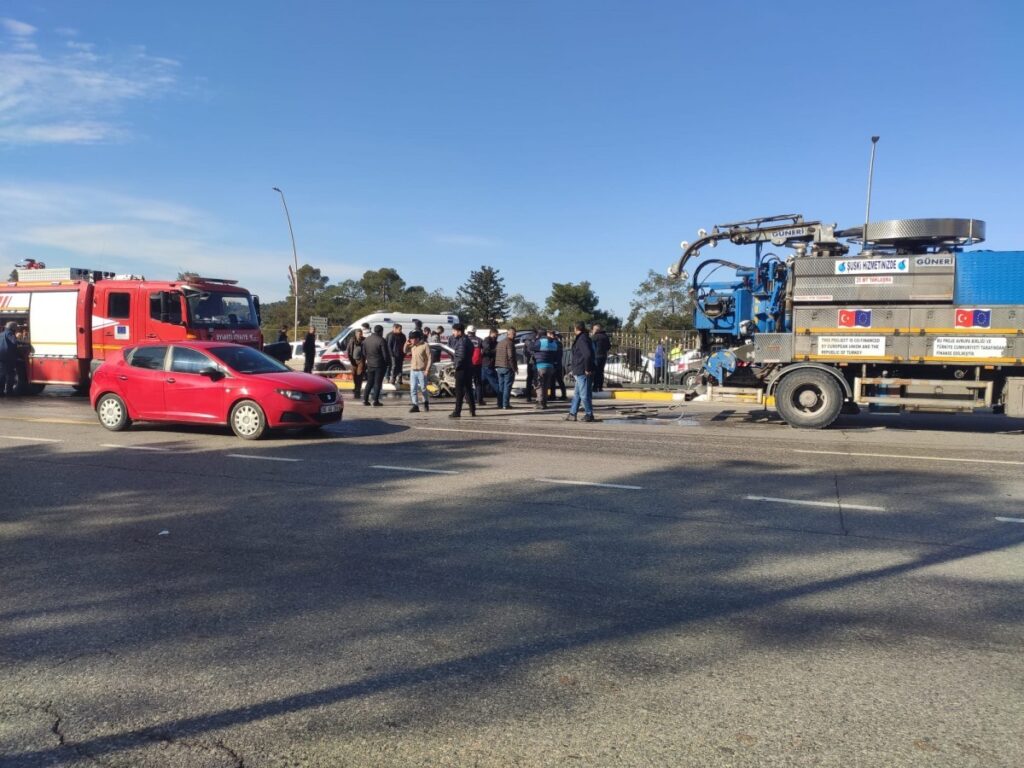 Şanlıurfa’da kontrolünü kaybeden sürücü bariyerlere çarparak durabildi