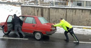 Urfa’da polis ekiplerinden karla mücadele çalışmalarına destek