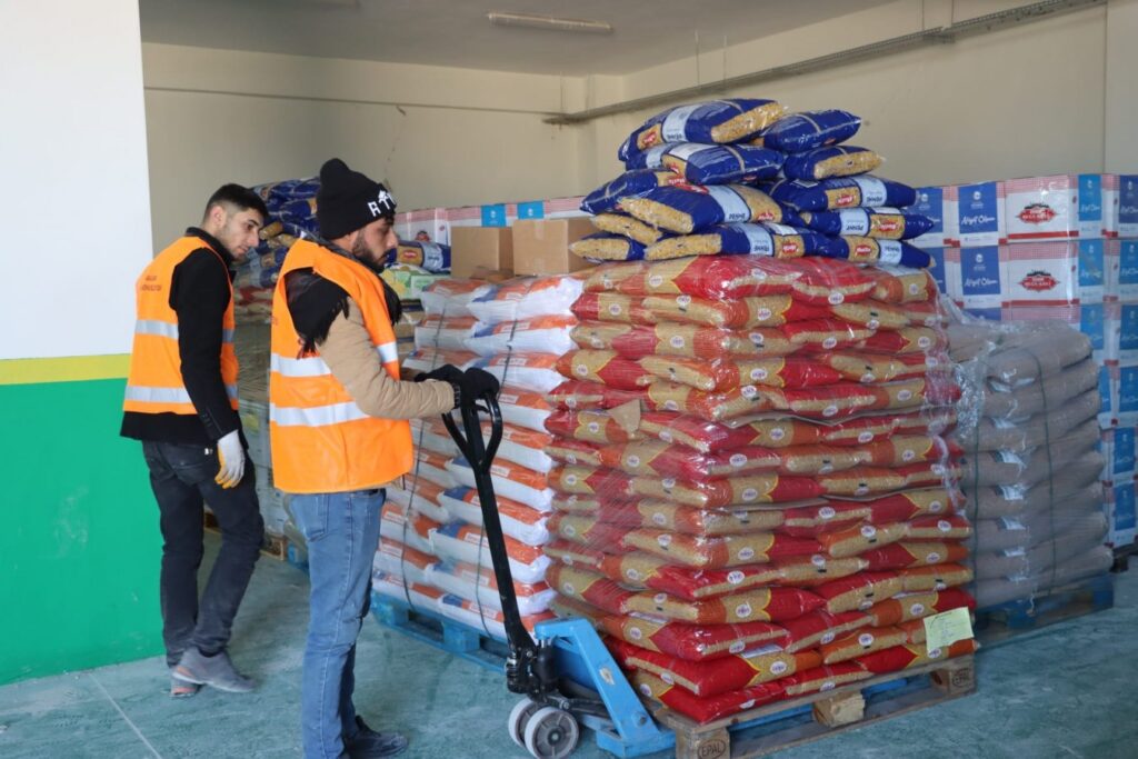 Şanlıurfa’da Yardım kolileri, güvenli alanlarda barınan vatandaşlara ulaştırılıyor