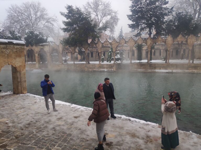 Şanlıurfa’da yılın ilk karını fırsat bilen fotoğraf tutkunları balıklıgöle akın etti