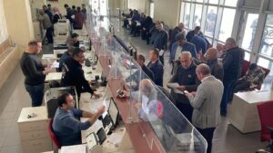 Şanlıurfa’da SGK önünde EYT kuyruğu