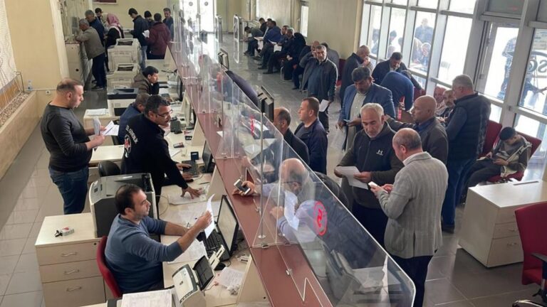Şanlıurfa’da SGK önünde EYT kuyruğu