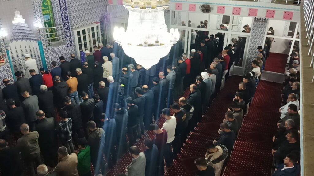 Şanlıurfa’da ilk teravih eda edildi
