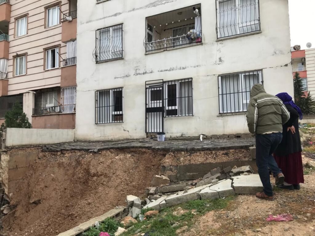 Şanlıurfa’da sağanak yağış sonrası istinat duvarı çöktü!
