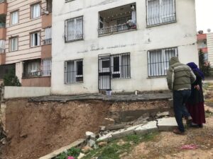 Şanlıurfa’da sağanak yağış sonrası istinat duvarı çöktü!