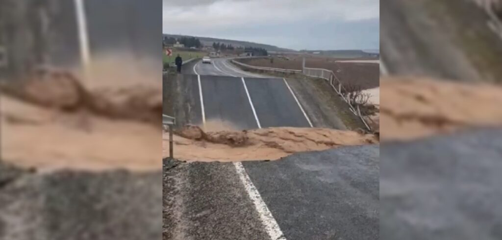 Sel Bozova-Hilvan yolunda köprüyü yıktı!