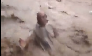 Şanlıurfa’da Sel sularına kapılan vatandaşı kurtarmak yerine videoya çekti!