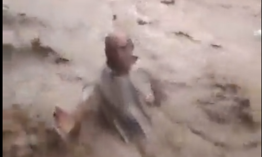 Şanlıurfa’da Sel sularına kapılan vatandaşı kurtarmak yerine videoya çekti!