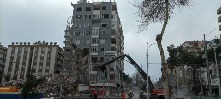 Şanlıurfa’da acil yıkım kararı verilen binalar kontrollü şekilde yıkılıyor