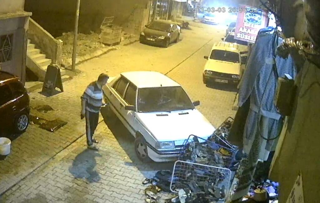 Şanlıurfa’da el freni çekilmeyen araç mağazaya daldı