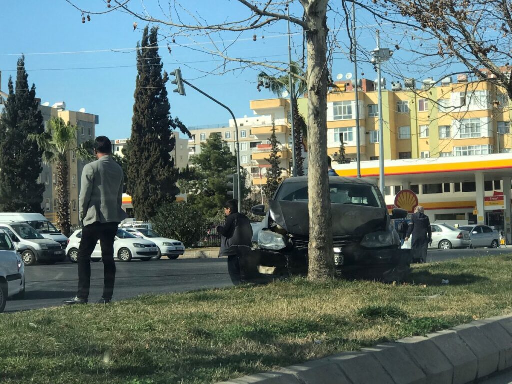 Şanlıurfa’da kontrolden çıkan otomobil orta refüje çıktı!