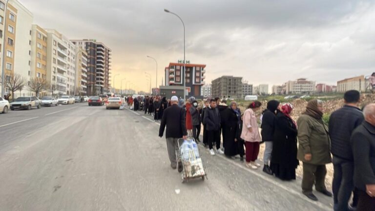 Şanlıurfa’da temiz içme suyu kuyruğu