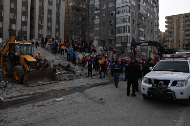 Şanlıurfa Valisi Ayhan açıkladı: 1 yaralı var, enkazda bir ize rastlanmadı