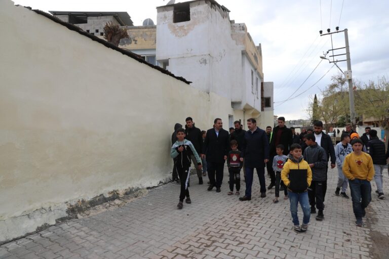 Şanlıurfa Valisi Ayhan selden etkilenen mahallede incelemelerde bulundu
