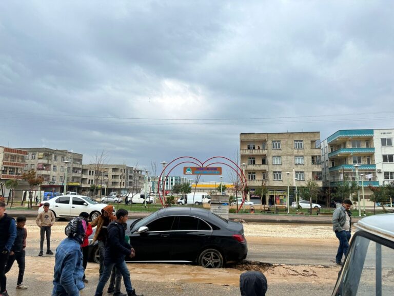 Şanlıurfa’da Yağmur yağınca ilçe yolunda araçlar çamura saplandı