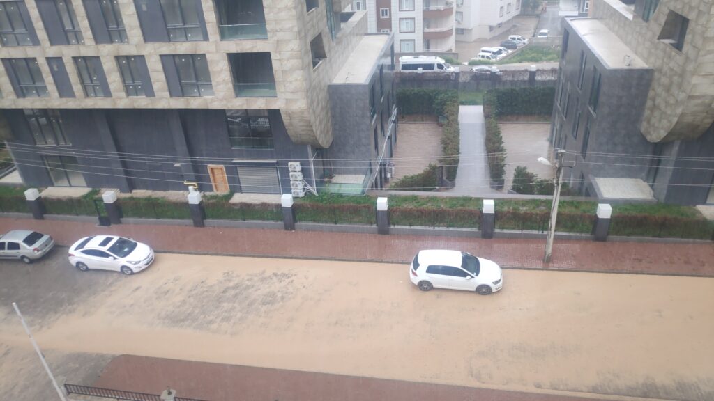 Şanlıurfa’da gök gürültülü sağanak yağış etkili oluyor