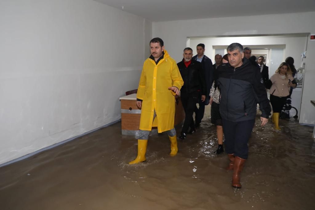 Şanlıurfa’da yoğun bakımı su bastı, hastalar sevk edildi!