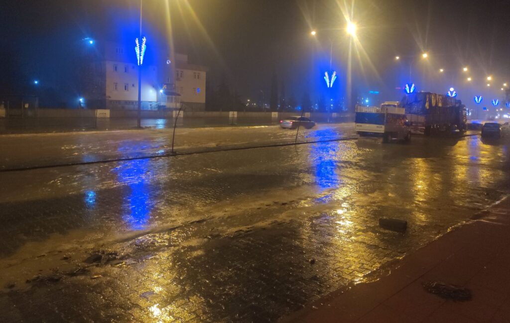 Şanlıurfa’da sağanak yağış etkili oluyor