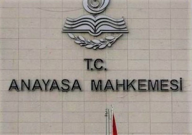 AYM’den kadınlar için “soyadı” kararı