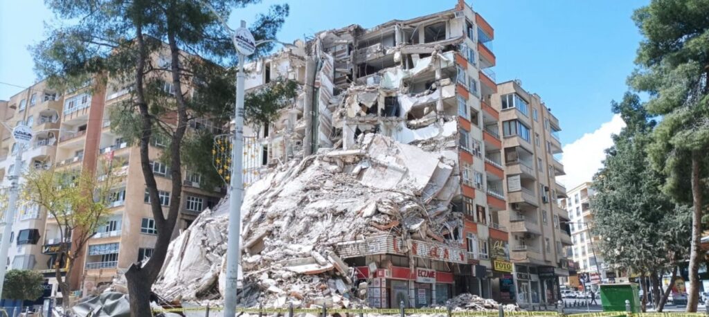 Şanlıurfa’da bir binanın daha yıkım işlemleri gerçeleştiriliyor