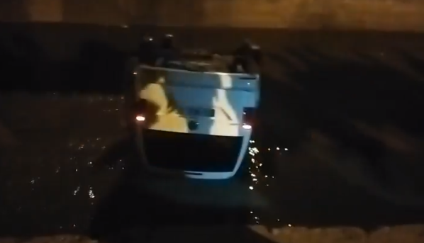 Şanlıurfa’da araç dereye uçtu!