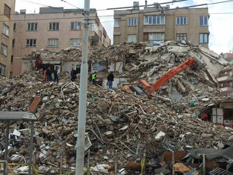 Şanlıurfa’daki yıkım işlemlerinde iş makinesi kaza geçirdi