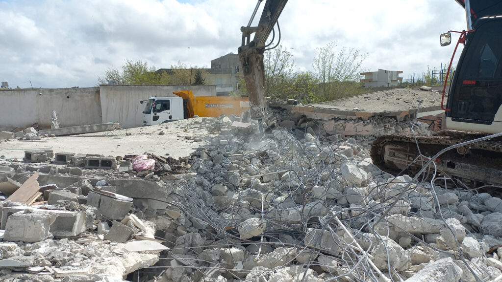 Hilvan’da Yıkım ve Enkaz Kaldırma Çalışmaları Sürüyor
