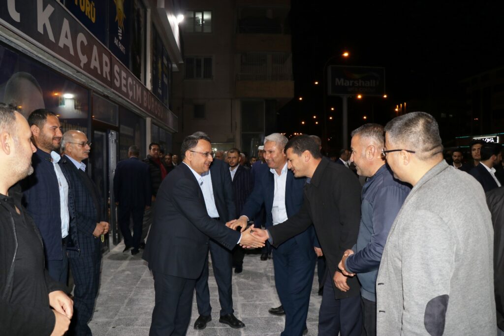 Mahmut Kaçar, vatandaşlarla bayramlaştı