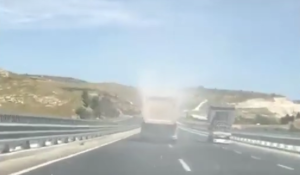 Şanlıurfa’da moloz yüklü kamyon tehlike saçtı!